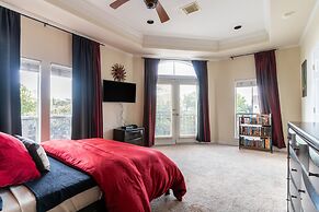 Washington Corridor & Park Living 2 Bedroom Home by RedAwning