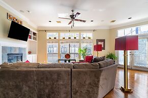 Washington Corridor & Park Living 2 Bedroom Home by RedAwning