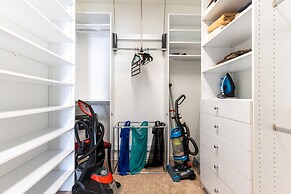 Washington Corridor & Park Living 2 Bedroom Home by RedAwning