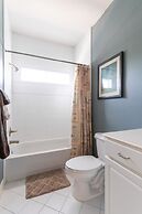 Washington Corridor & Park Living 2 Bedroom Home by RedAwning