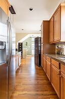 Washington Corridor & Park Living 2 Bedroom Home by RedAwning