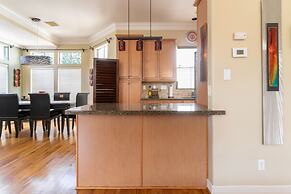 Washington Corridor & Park Living 2 Bedroom Home by RedAwning