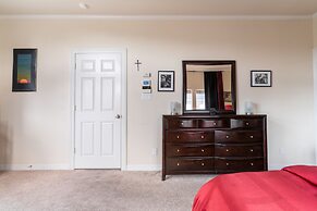 Washington Corridor & Park Living 2 Bedroom Home by RedAwning