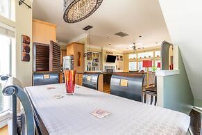 Washington Corridor & Park Living 2 Bedroom Home by RedAwning