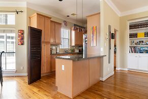 Washington Corridor & Park Living 2 Bedroom Home by RedAwning