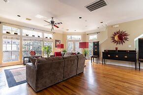 Washington Corridor & Park Living 2 Bedroom Home by RedAwning