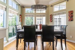 Washington Corridor & Park Living 2 Bedroom Home by RedAwning