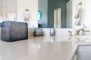 Washington Corridor & Park Living 2 Bedroom Home by RedAwning