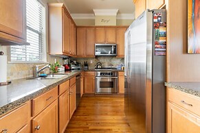 Washington Corridor & Park Living 2 Bedroom Home by RedAwning