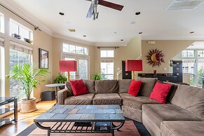 Washington Corridor & Park Living 2 Bedroom Home by RedAwning