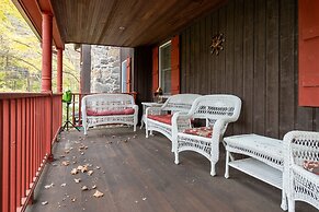 Blackwoods Old Country Home 5 Bedroom Home by RedAwning