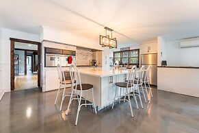 Blackwoods Old Country Home 5 Bedroom Home by RedAwning