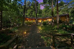 Shangri-la 2 Bedroom Home by RedAwning