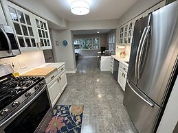 Casa Kelly 4 Bedroom Home by RedAwning