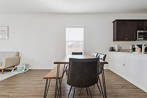 Austin Getaway: Come, Stay, And Play! 4 Bedroom Home by RedAwning