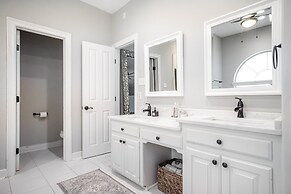 Stunning Riverside Retreat With Private Pool 5 Bedroom Home by RedAwni