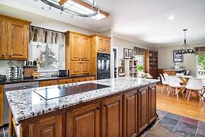 Stunning Riverside Retreat With Private Pool 5 Bedroom Home by RedAwni