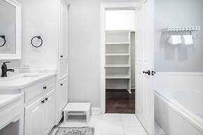 Stunning Riverside Retreat With Private Pool 5 Bedroom Home by RedAwni