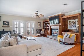 Stunning Riverside Retreat With Private Pool 5 Bedroom Home by RedAwni