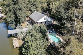 Stunning Riverside Retreat With Private Pool 5 Bedroom Home by RedAwni