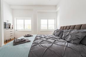 Exquisite 3BR Duplex Apartment, Air-con& Amenities