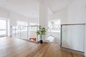 Exquisite 3BR Duplex Apartment, Air-con& Amenities