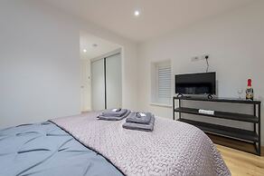 Exquisite 3BR Duplex Apartment, Air-con& Amenities