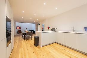 Exquisite 3BR Duplex Apartment, Air-con& Amenities