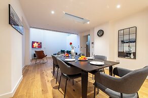 Exquisite 3BR Duplex Apartment, Air-con& Amenities