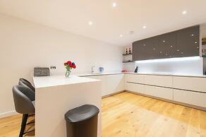 Exquisite 3BR Duplex Apartment, Air-con& Amenities