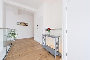 Exquisite 3BR Duplex Apartment, Air-con& Amenities