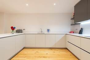 Exquisite 3BR Duplex Apartment, Air-con& Amenities