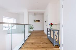 Exquisite 3BR Duplex Apartment, Air-con& Amenities