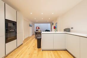 Exquisite 3BR Duplex Apartment, Air-con& Amenities