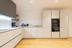 Exquisite 3BR Duplex Apartment, Air-con& Amenities