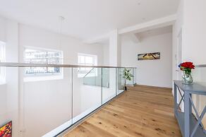 Exquisite 3BR Duplex Apartment, Air-con& Amenities