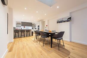 Exquisite 3BR Duplex Apartment, Air-con& Amenities