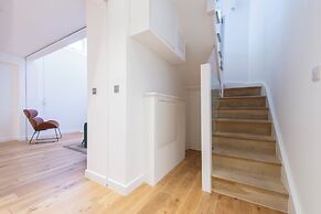 Exquisite 3BR Duplex Apartment, Air-con& Amenities