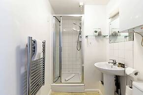 Modern Studio Apartment - St Georges Wharf