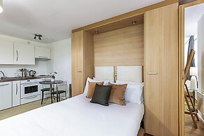 Modern Studio Apartment - St Georges Wharf
