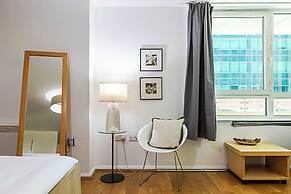 Modern Studio Apartment - St Georges Wharf