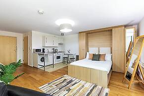Modern Studio Apartment - St Georges Wharf