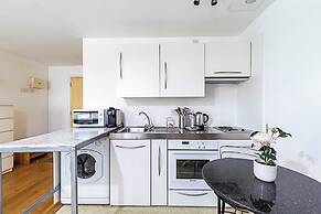 Modern Studio Apartment - St Georges Wharf