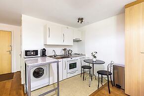 Modern Studio Apartment - St Georges Wharf