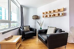 Modern Studio Apartment - St Georges Wharf