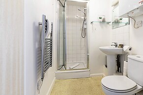 Modern Studio Apartment - St Georges Wharf