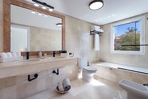 3 Bedroom, 3 Bathroom Beachside Apartment