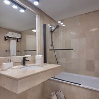 3 Bedroom, 3 Bathroom Beachside Apartment