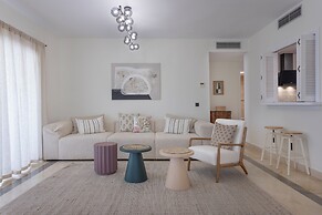 3 Bedroom, 3 Bathroom Beachside Apartment