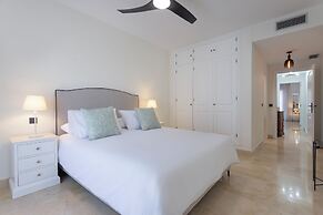 3 Bedroom, 3 Bathroom Beachside Apartment